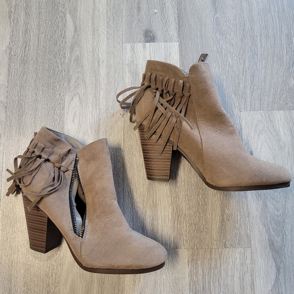 7|$30 Breckelle zip up booties - Picture 2 of 3